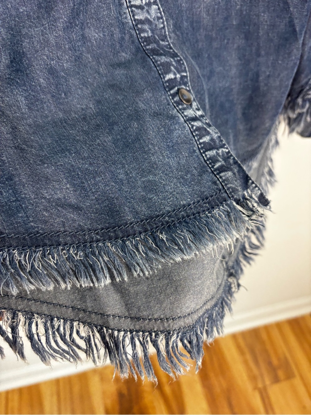 Rock & Republic Lyocell Chambray Shirt M Acid Wash Raw Frayed Hem Button Down - Picture 4 of 13
